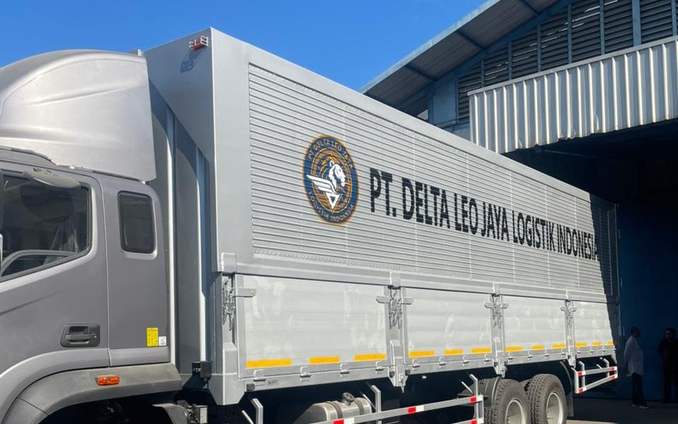 Truk logistik Delta Leo Jaya di area operasional